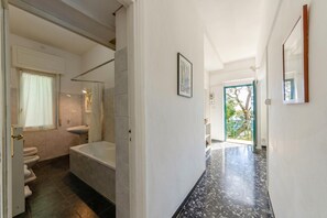 A modern bathroom with a bathtub, toilet, and sink. - Monterosso Apartments (Monterosso al Mare)