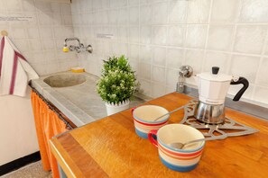 Standard Apartment, Multiple Bedrooms (Graceful House in Monterosso) | Private kitchen | Fridge, microwave, stovetop, coffee/tea maker - Monterosso Apartments (Monterosso al Mare)