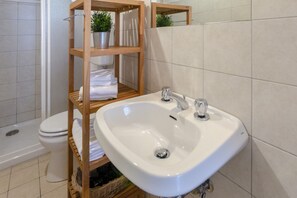 Standard Apartment, Multiple Bedrooms (Graceful House in Monterosso) | Bathroom - Monterosso Apartments (Monterosso al Mare)