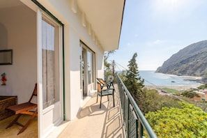 A balcony with a view of the sea and a mountainous landscape. - Monterosso Apartments (Monterosso al Mare)