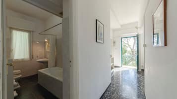 Standard Apartment, Multiple Bedrooms (Lovely Flat in Monterosso) | Bathroom | Shower, hair dryer, bidet, towels