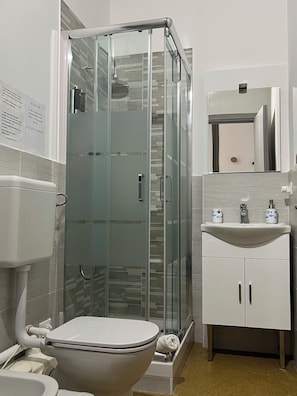Douche, sèche-cheveux, bidet, serviettes fournies