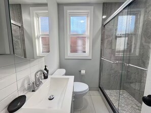 Hiustenkuivaaja, pyyhkeet, saippua, sampoo