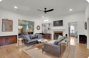 Smart TV, fireplace - 15 acre luxury farmhouse with pool in Blythewood, SC, Circa 1788. (Blythewood)