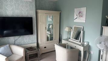 Deluxe Double Room, 1 King Bed | Iron/ironing board, free WiFi