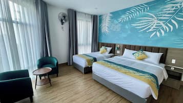 Habitación triple, balcón, vistas a la ciudad | Edredones de plumas, escritorio, espacio para trabajar con un portátil