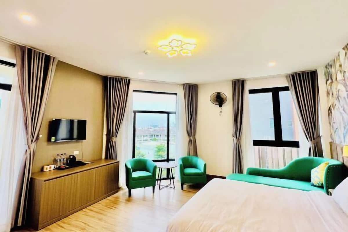 Down duvets, desk, laptop workspace, free WiFi