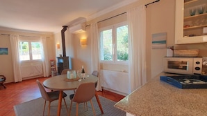 A cozy dining area with a round table, chairs, and a small decorative centerpiece. - Ferienhaus 4 Personen in Son Moja Santanyí, 900 m von der Cala Santanyí (Santanyi)