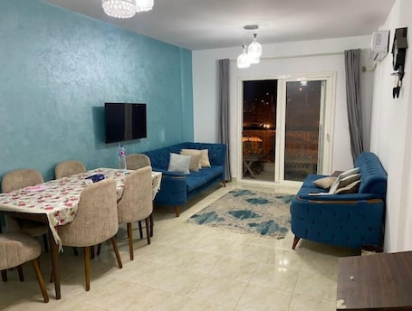 Living area. Cozy Modern Apartment in El Rehab 2,