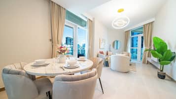 Departamento, balcón, vista al lago | Servicio a la habitación