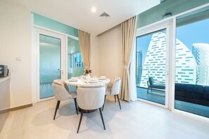 Apartament, balcó, vistes al llac | Zona de menjador de l'habitació