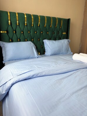 1 dormitorio, tabla de planchar con plancha, wifi y ropa de cama