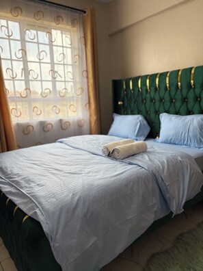 1 dormitorio, tabla de planchar con plancha, wifi y ropa de cama