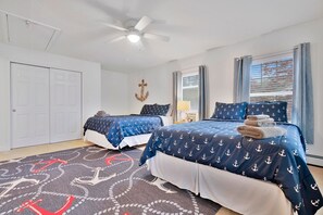 3 habitaciones, escritorio y tabla de planchar con plancha 