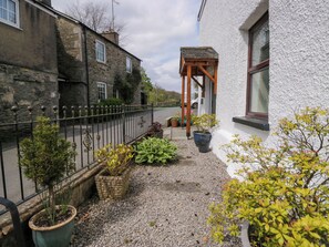 المنطقة المحيطة بالمنشأة