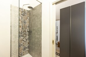 Bruser, hårtørrer, bidet, håndklæder