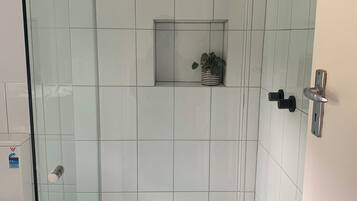 Douche, sĂšche-cheveux, serviettes fournies, savon