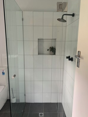 Dusche, Haartrockner, Handtücher, Seife