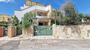 Exterior - Villino Nicole 50m from the sea, veranda, BBQ (Baia Verde)