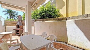 Outdoor dining - Villino Nicole 50m from the sea, veranda, BBQ (Baia Verde)