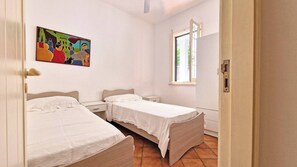 1 bedroom - Villino Nicole 50m from the sea, veranda, BBQ (Baia Verde)