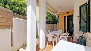 Outdoor dining - Villino Nicole 50m from the sea, veranda, BBQ (Baia Verde)
