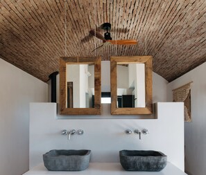 Deluxe tweepersoonskamer | Badkamer | Een haardroger, handdoeken, zeep, shampoo