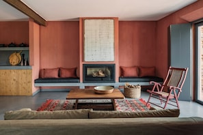 Villa Lyra III | Zona de estar | Una chimenea, suelo radiante