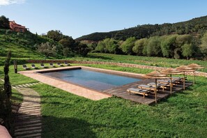 Piscina externa, guarda-sóis, espreguiçadeiras
