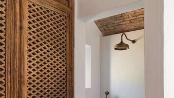 Casita Lavanda | Badkamer | Een haardroger, handdoeken, zeep, shampoo