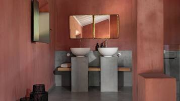 Suite da Ribeira | Badezimmer | Haartrockner, Handtücher, Seife, Shampoo