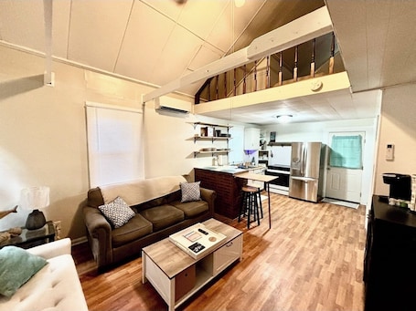 Smart TV. Charming 2-bedroom cabin on Nolin Lake with WiFi, AC, fire pit