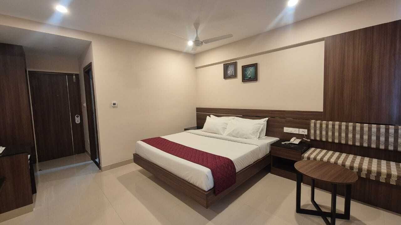 Double Room, 1 King Bed | Desk, laptop workspace, iron/ironing board, free WiFi