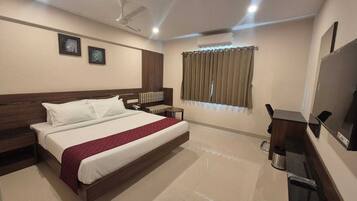 Double Room, 1 King Bed | Desk, laptop workspace, iron/ironing board, free WiFi