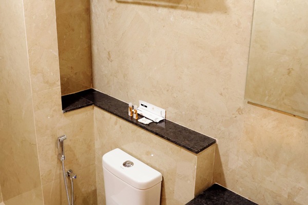 Habitación superior con 2 camas individuales | Baño | Tina con regadera, toallas, jabón, shampoo