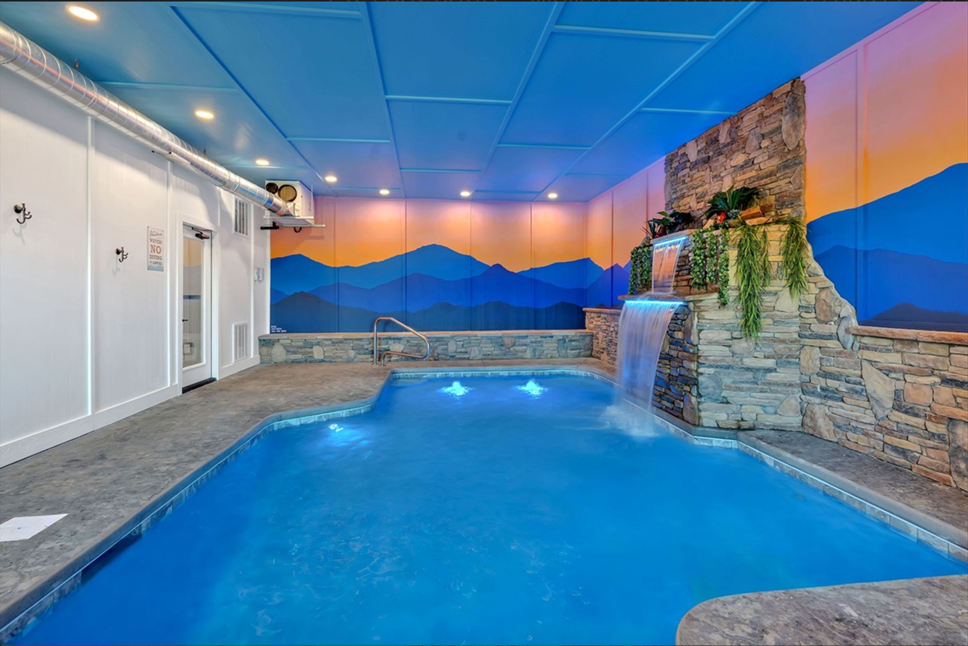 Una piscina cubierta