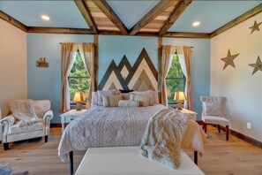 5 bedrooms, free WiFi, bed sheets - Majestic 5BR Cabin w/ Pool, Theater, Mini Golf & Pickleball – Sleeps 12 (Sevierville)