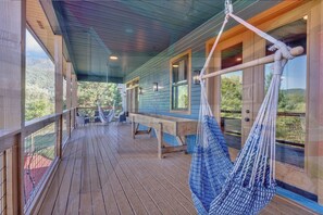 Outdoor dining - Majestic 5BR Cabin w/ Pool, Theater, Mini Golf & Pickleball – Sleeps 12 (Sevierville)