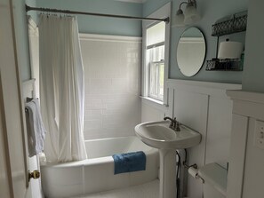 Douche, serviettes fournies, savon, papier de toilette