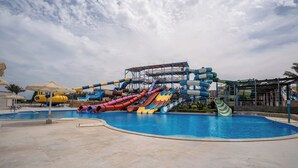Un parc aquatique doté de plusieurs toboggans et d’une piscine.