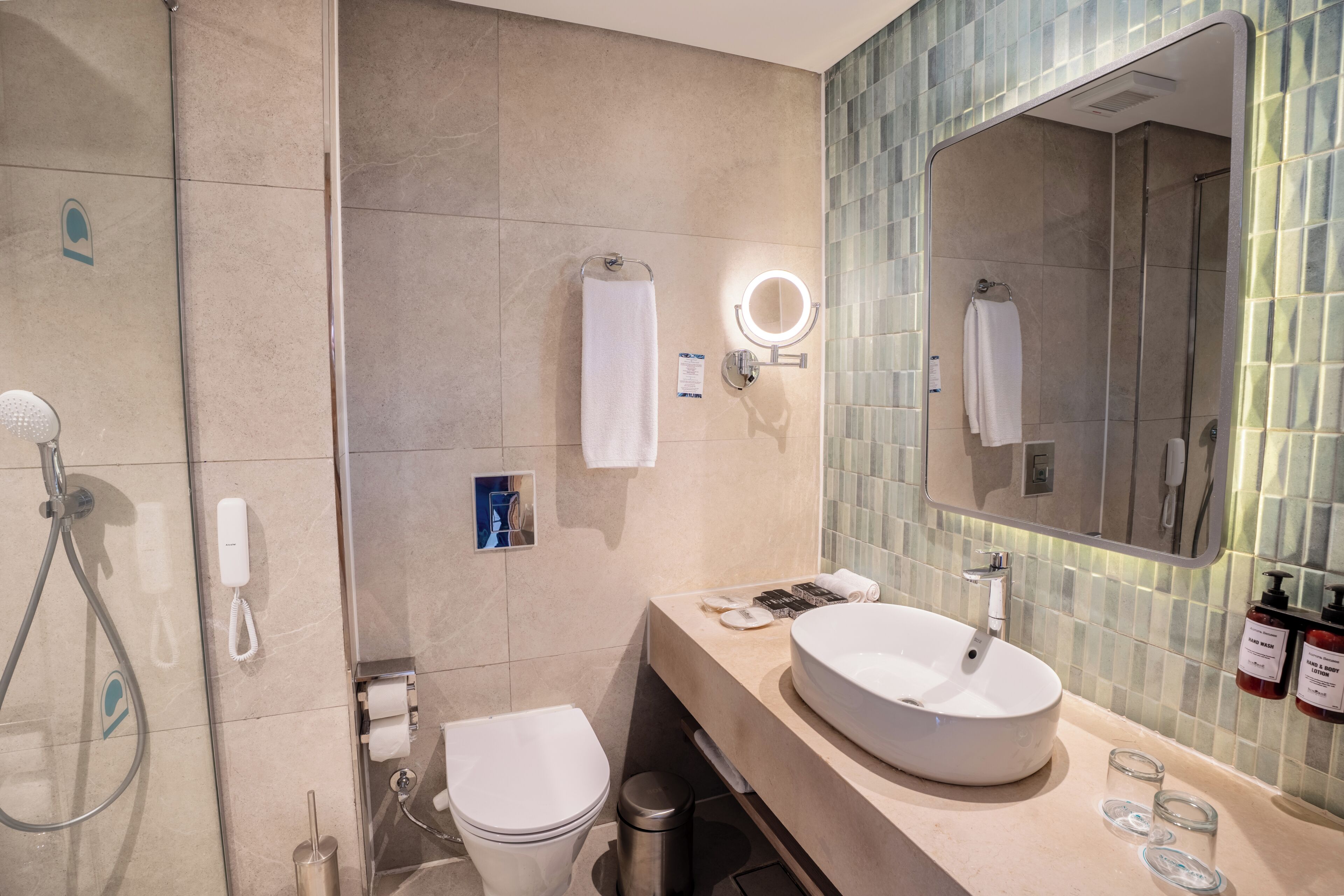 Un bagno moderno con WC, lavandino e doccia.