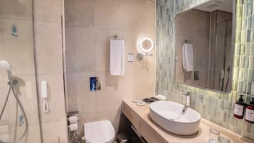 Duschwanne, Haartrockner, Hausschuhe, Handtücher