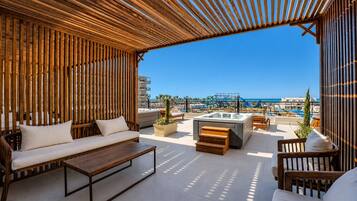 Executive Jacuzzi Suite | Terraza o patio