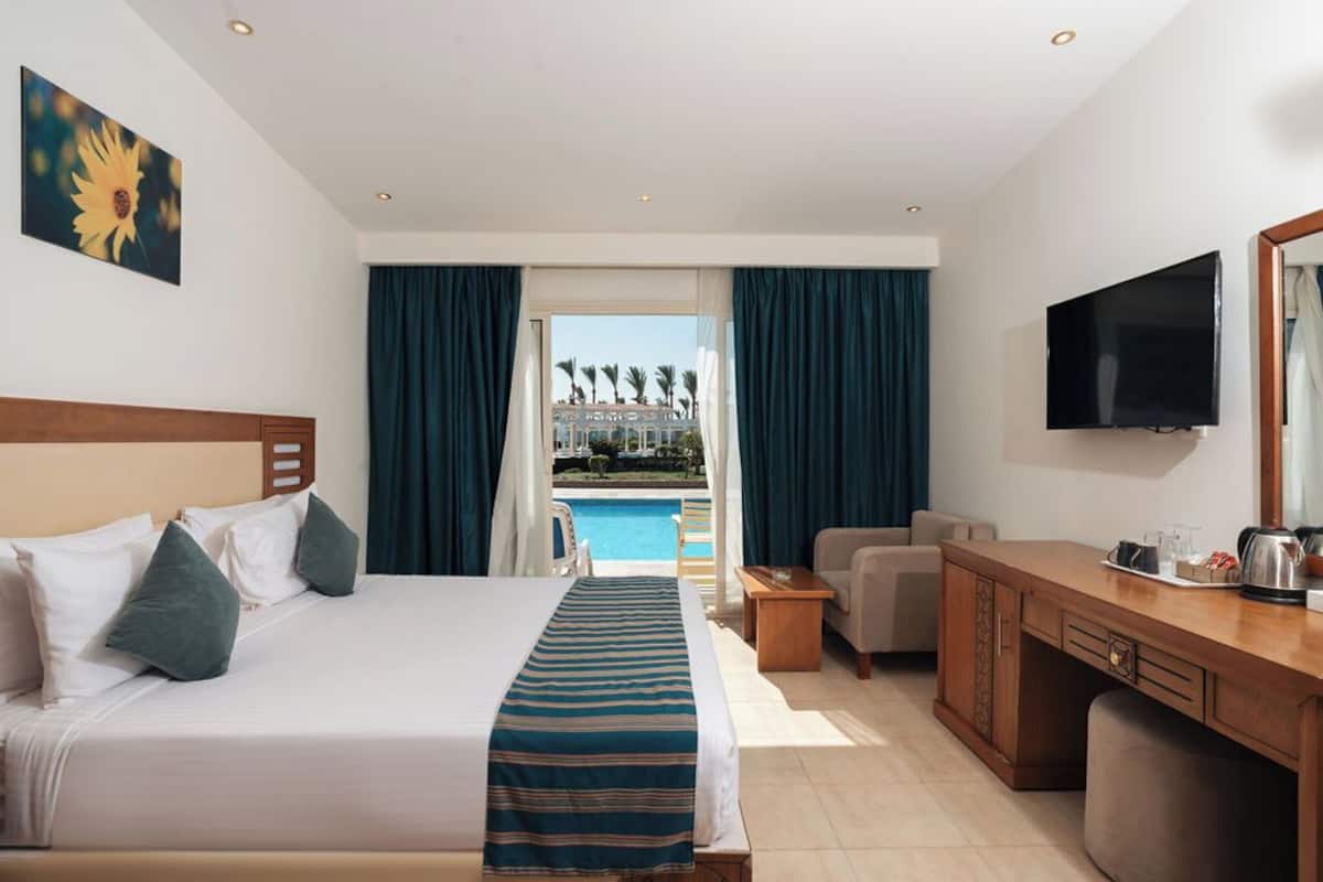 Family Swim Up Suite | Iron/ironing board, free WiFi