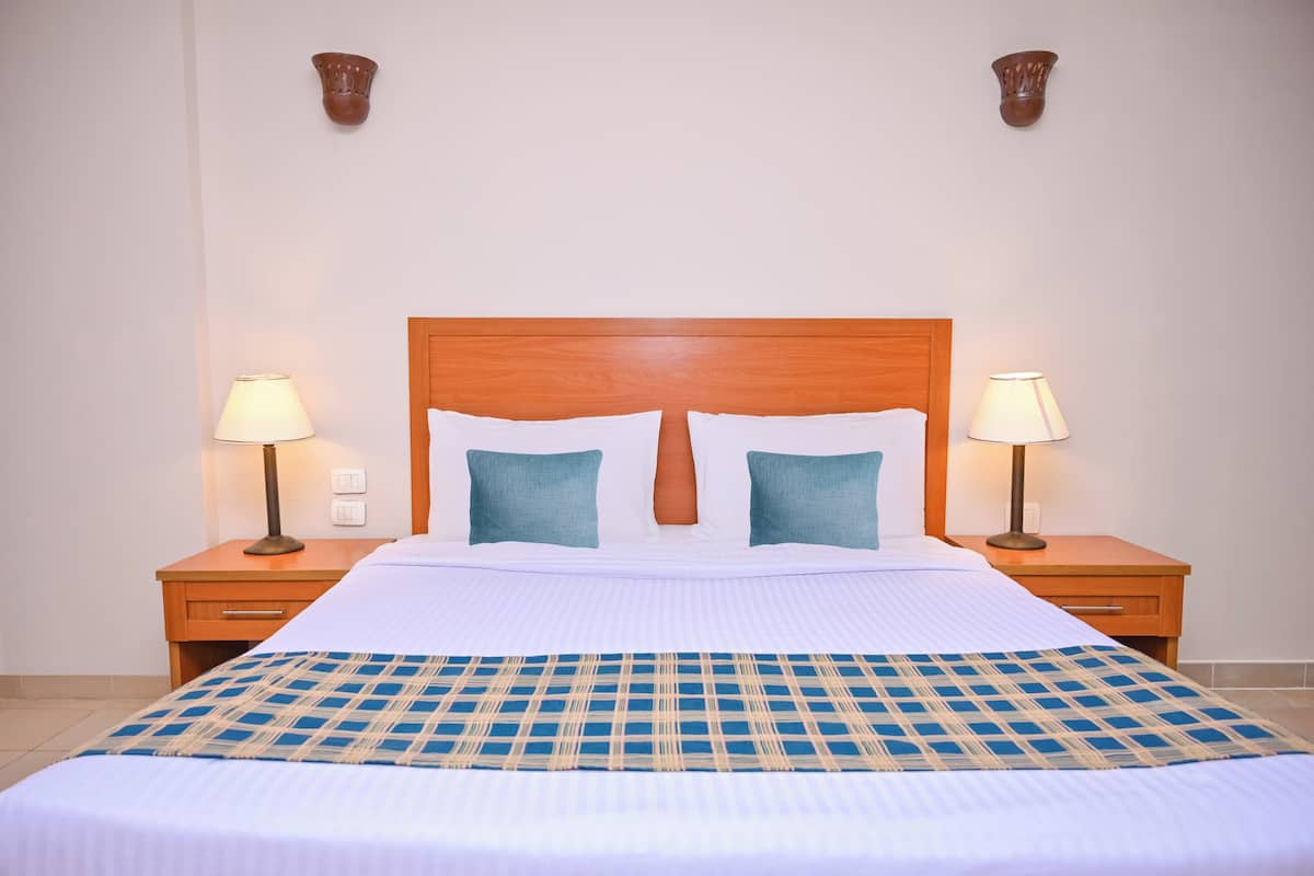 Family Suite | Iron/ironing board, free WiFi
