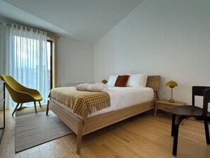 5 bedrooms, desk, iron/ironing board, travel cot