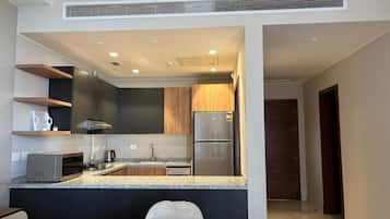 Microondas, horno, parrilla de estufa y lavavajillas