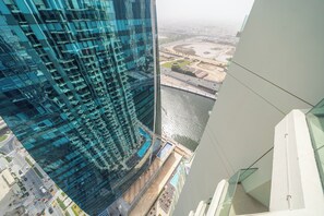 Ein Hochhaus mit Glasfassade mit Blick auf ein Ufergebiet.