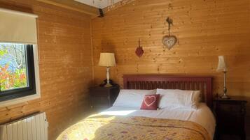 2 bedrooms, iron/ironing board, travel cot, WiFi