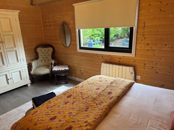 2 bedrooms, iron/ironing board, travel cot, WiFi